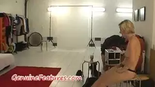 أم وابنها يمارسان الجنس في الحمام الرطب