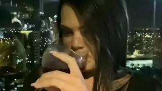 نيك إباحي: عضو ضخم يطلق حموله داخل فتحتها