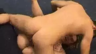 رجال كبار سمينين في جنس جماعي صريح