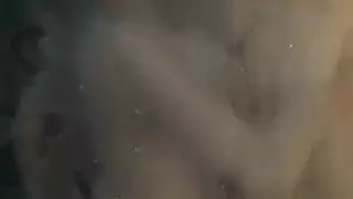 زوجان محظوظان في فيلم بورن عن الاستحمام الذهبي