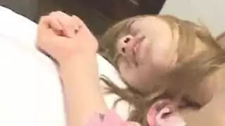 إباحية استمناء يدوي ببيكيني: جمال آسيوي يتم استمناؤه