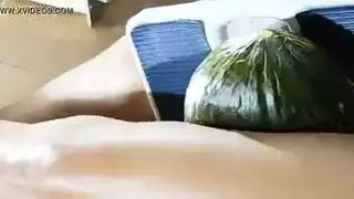 جميلة آسيوية تشتهي جلسة صريحة مع قضيب مشعر
