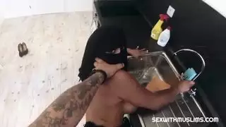 الزوجة المسلمة تأخذ شرجًا صعبًا في مشهد إباحي عنيف