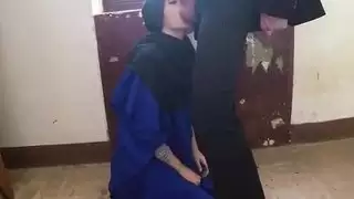 التنفيذية المفلسة بينيلوب تمص قضيباً من أجل مال سريع