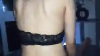 خادمة عربية ممتلئة الجسم تُهيمن عليها وتُقذف داخلياً