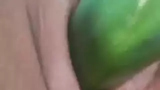 يضرب لحمه حتى يقذف في حلقها