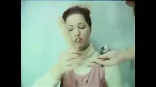 هو يهيمن على كسها الجميل في السرير