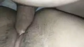 عاهرة يائسة تأخذ قضيبًا ضخمًا في كسها الرطب المتدفق