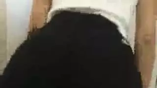 ثعلبة سوداء مثارة تُصور بشكل صريح وقاس