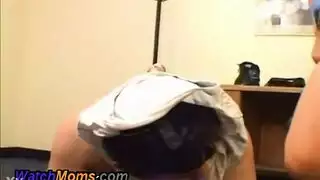 سكرتيرة على ركبتيها من أجل توجيه قضيب رئيس إباحي