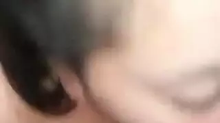 تابع عربي خاضع يتوسل لاستحمام ذهبي ثم يبتلع حمولتي