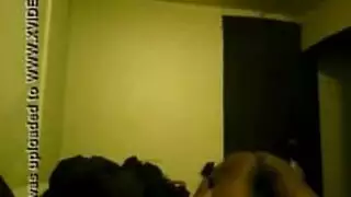 تبيع المنازل وجسدها، وتجعل العملاء يقذفون من أجل الصفقة