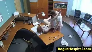 مراهقة شقراء حمراء مشاغبة تخوض تجربة تدليك إيروتيكي حار