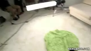 عاهرة غير راضية تُهيمن عليها في جنس وحشي