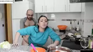 هؤلاء السمراوات يفضلن الجنس الفموي على الطهي