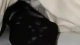 ينام على مص ثديها