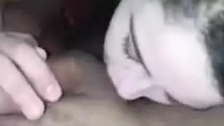 بجبر الخدامه على مص زبه