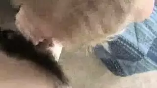 يتم تعذيب امرأة سمراء الهواة النحيفة من قبل رجل مسن، لأنها تحتاج إلى ممارسة الجنس غريب