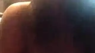امرأة زانية تبرز فرجها الأزرق في فيديو صريح