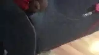 جنس بالنظارات تحت السماء المفتوحة