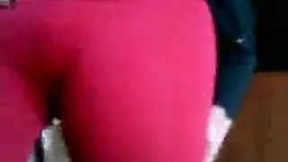 آلهة مراهقة مثيرة تنتشر ساقيها في زي أحمر مثير