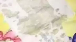 زنبق الحسية تخلع قميصها لمشهد إباحي صريح