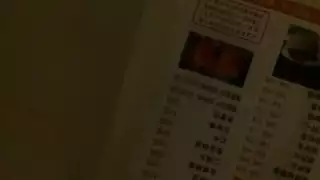 شابان يركزان على أثدائها في مقطع الجنس الجماعي هذا