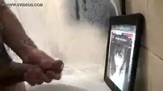 كوغر تمارس الجنس مع شابين في علاقة جماعية صريحة