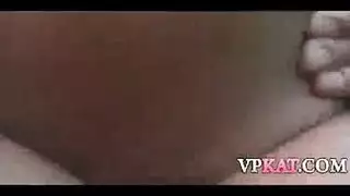 مراهقة وأمها تتبادلان النشوة أثناء غياب الأصدقاء