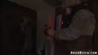 ملكة الصحراء تأخذ قضيب العامل المحلي بعمق