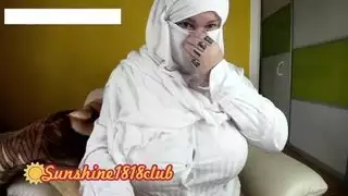 مسلمة ذات أثداء كبيرة ترتدي حجاب تُضاجع بقوة في إباحية