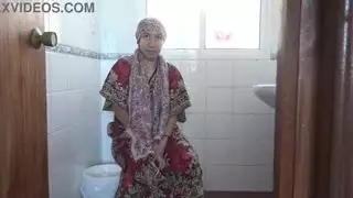 زوجة تمارس الجنس مع جندي مثير في الحمام