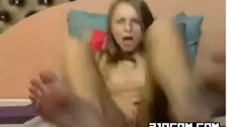 مراهقة مغرية تفتح كسها المبلول