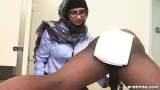 ميا خليفة الإباحية العربية يقيس الديك الأبيض مقابل الديك الأسود