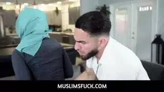 مراهقة عربية محجبة سرقت نقوداً، نالت القضيب عقاباً