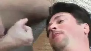 رجل وسيم ملتح ورفيقه يمارسان الجنس بقوة في سريرهم الكبير