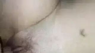 جنس رباعي للمراهقات: نجمات إباحيات يثقبن بعضهن في جو مدرسي