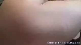 لسان آشلي الخبير يعمل على قضيبين صلبين