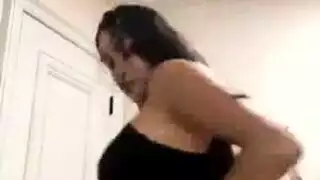 إميلي ويليس تحصل على تقبيل لفرجها المبلل من نيكي بيلا في مشهد صريح