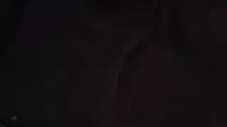 فاتنة صنم قرنية ستذهب إلى مكتب معالجها لتعليمه بعض الحيل ، بينما تساعد نفسها