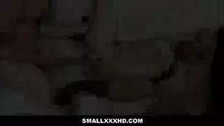 شقراء وسمراء تتعاونان في مص قضيب بجانب المسبح