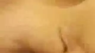 ممرضة نيا ناتشي ذات النظارات تمص قضيب مريضها بعمق بعد الاستحمام