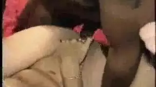 جنس صريح في العلن: رجل أسود يمارس الجنس بقوة مع فتاة بيضاء في العراء