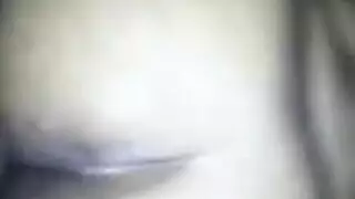 فتاة سمراء ممتلئة تتعرض لجماع شرجي من رجل كبير البطن