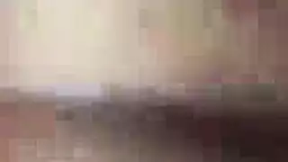 إباحية منزلية: زوجة محبة تأخذ قضيبه