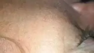 فتاة شقراء وجنس النوم تُضاجع بقوة في سريرها