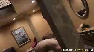 زوج ديوث يشاهد زوجته تبتلع السائل المنوي ثم ينظف القضيب