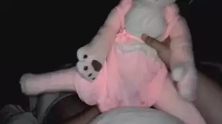 شاب يمارس الجنس مع عروسه الدمية في شريط جنسي حار