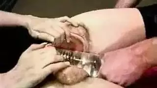 إبن يصاب في خصيتيه