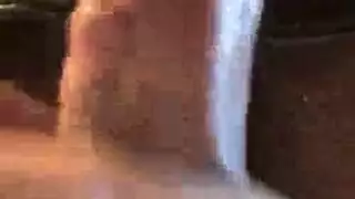 تجمع الرجال علا امراة واحدة